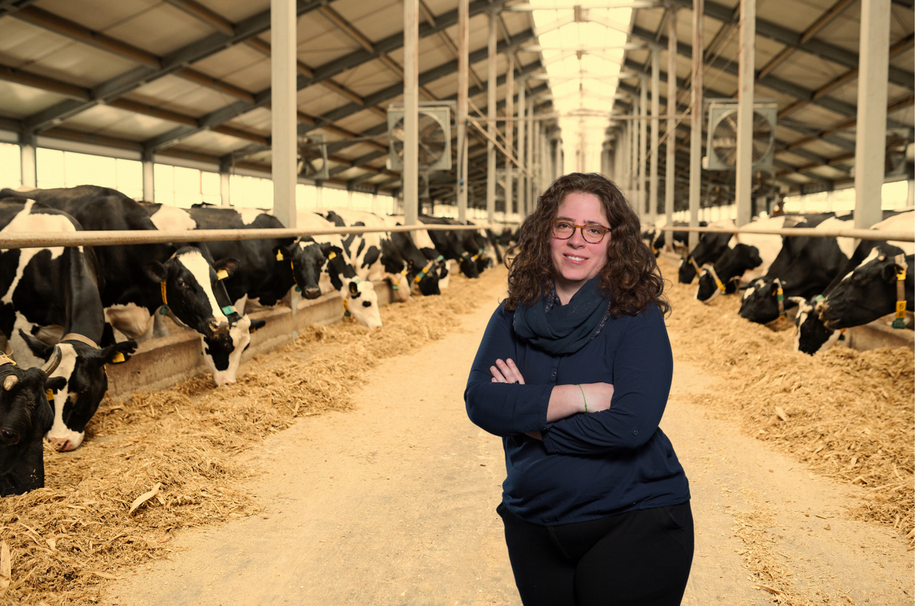 Christina Siebers Unternehmensberatung Milchvieh Christina Siebers steht im Kuhstall.